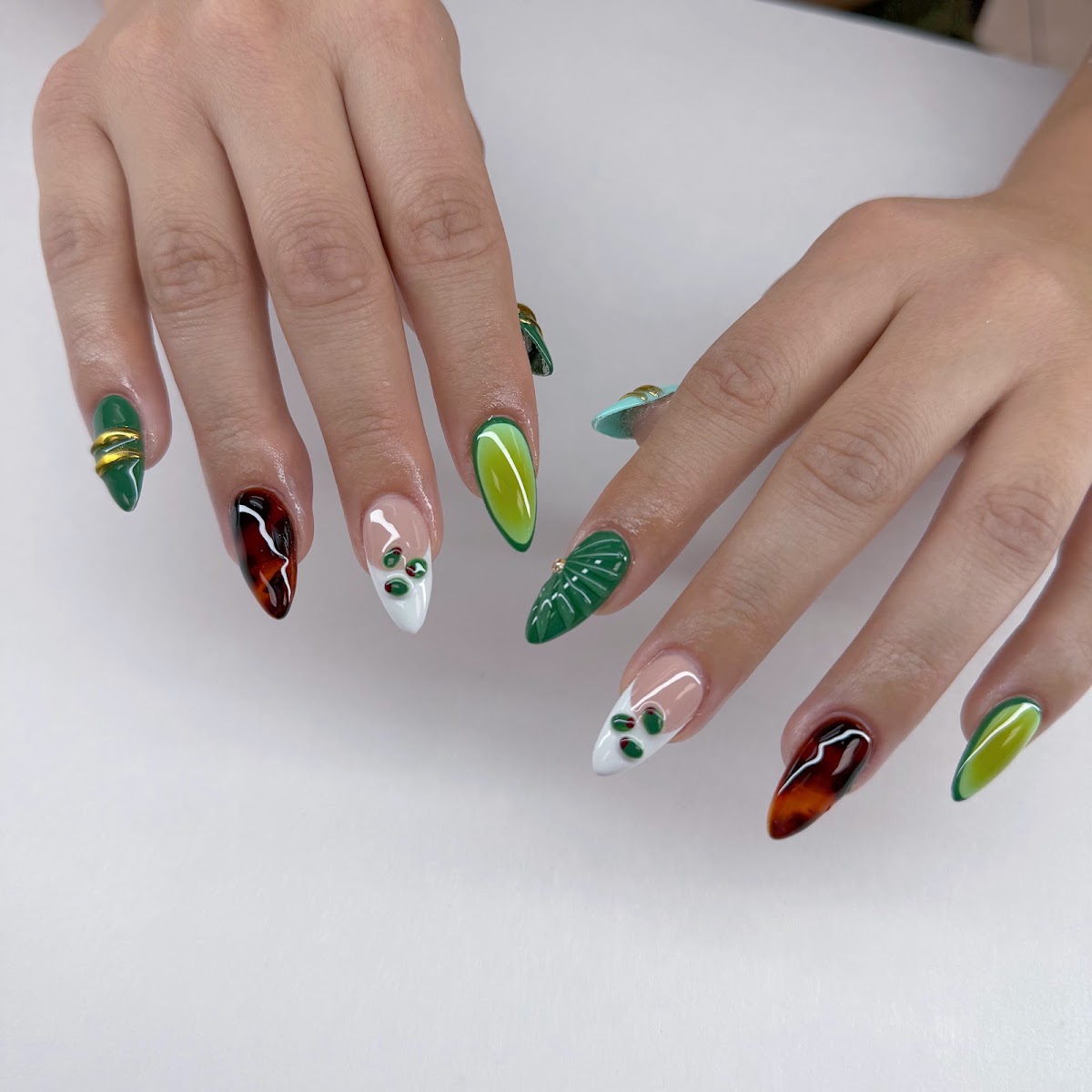Emerald, lime and tortoiseshell almond set with a fluted 3D leaf